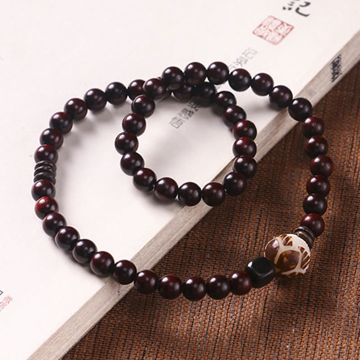 Pulsera de doble envoltura de protección tallada con semillas de loto y sándalo rojo de hoja pequeña de Buddha Stones