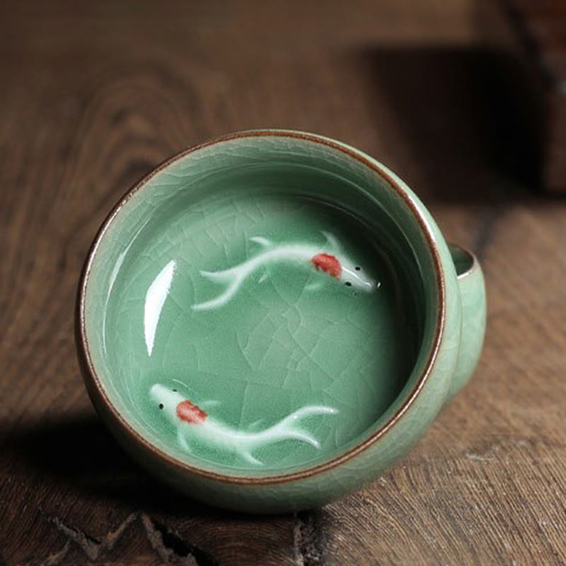 Taza de té de cerámica con forma de pez koi de colores y Buddha Stones