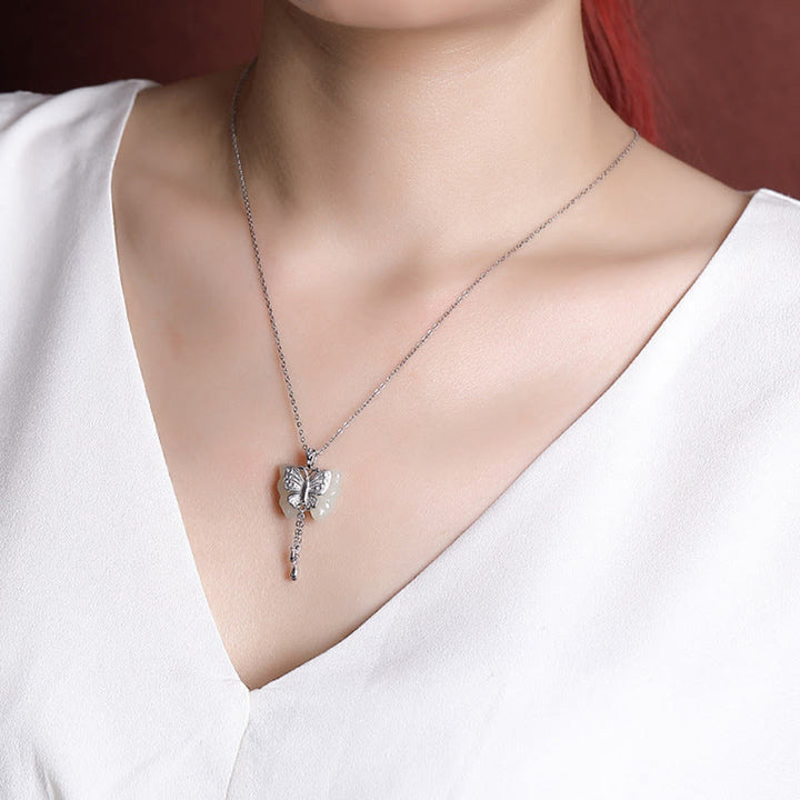 Colgante de collar con colgante de mariposa de jade blanco hetiano chapado en plata de ley 925 con Buddha Stones