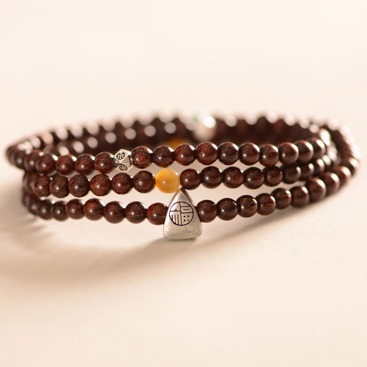 Pulsera de triple envoltura de protección de carácter Fu de sándalo rojo de hoja pequeña india de plata de ley 925 con Buddha Stones