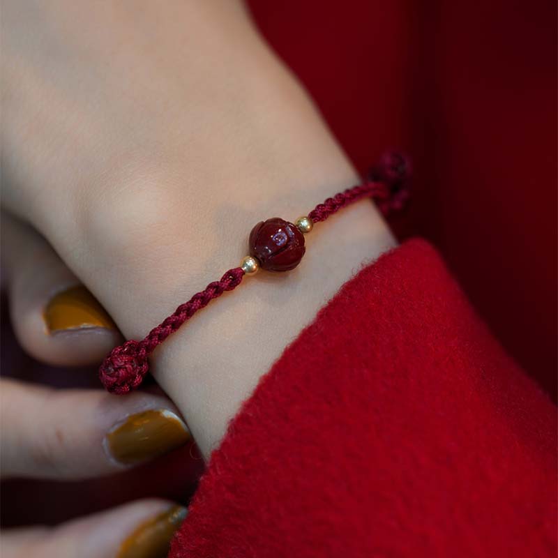 Pulsera de tejido de hilo rojo tranquilo con loto de jade y cinabrio de Buddha Stones