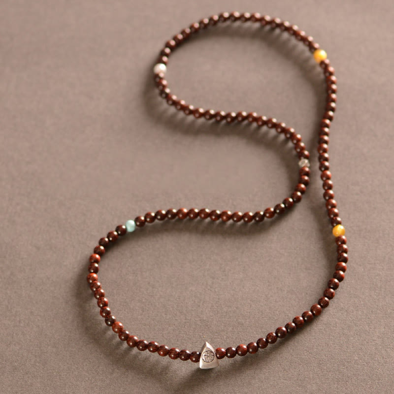 Pulsera de triple envoltura de protección de carácter Fu de sándalo rojo de hoja pequeña india de plata de ley 925 con Buddha Stones