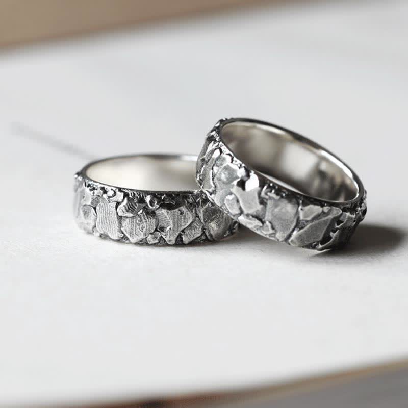 Anillo de cobre con bendición de la suerte y patrón de roca