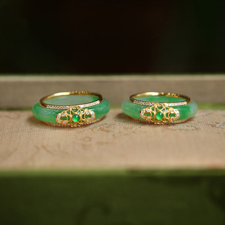 Anillo de fuerza de calcedonia verde natural chapado en oro de 18 quilates con Buddha Stones