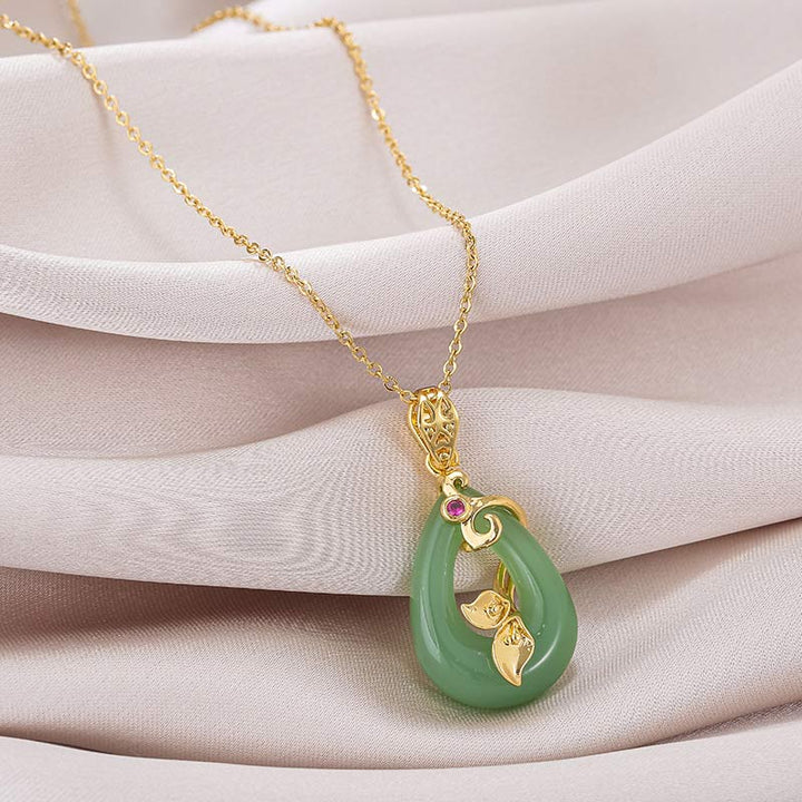 Collar con colgante de fortuna con diseño ovalado de jade y Buddha Stones