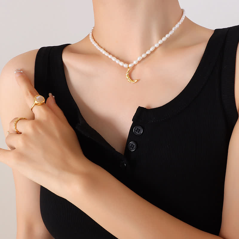 Colgante de collar tranquilo con luna creciente y perlas