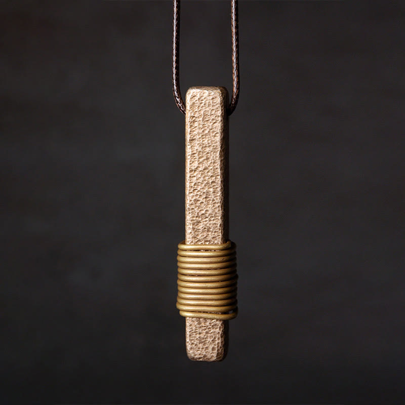 Collar con colgante de riqueza de latón y cobre con diseño texturizado vintage de Buddha Stones - image 1