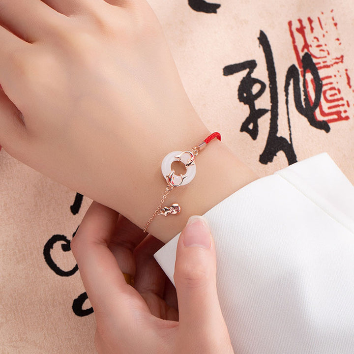 Pulsera con amuleto de la suerte , Buddha Stones, Jade blanco, doble pez Koi, hebilla de la paz, atrae la fortuna