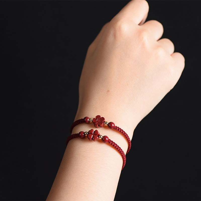 Pulsera de hilo rojo con Buddha Stones, trébol de cuatro hojas, flor de cinco pétalos, bendición de cinabrio