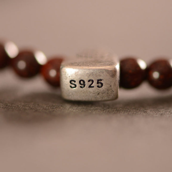 Pulsera de triple envoltura de protección de carácter Fu de sándalo rojo de hoja pequeña india de plata de ley 925 con Buddha Stones