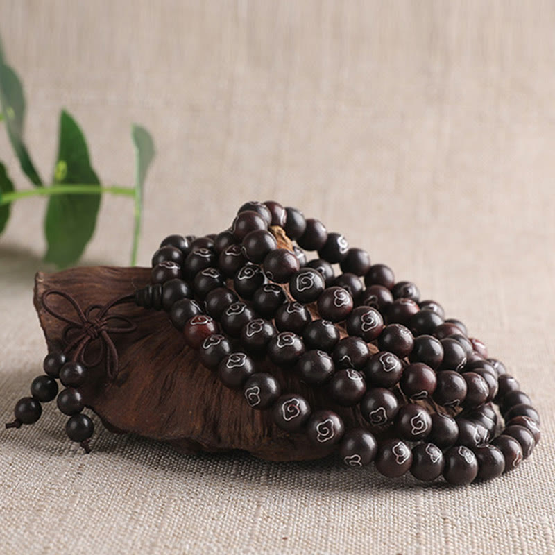 Pulsera de protección de nubes auspiciosas con carácter Om Mani Padme Hum de sándalo rojo de hoja pequeña con incrustaciones de plata de ley 925 con Buddha Stones