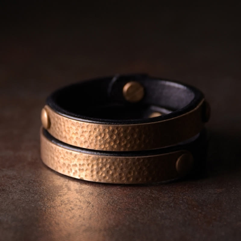 Brazalete de pulsera de cuero de cobre y latón con textura hecha a mano Vintage con Buddha Stones