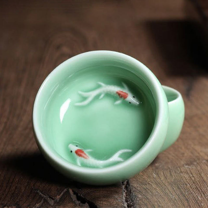 Taza de té de cerámica con forma de pez koi de colores y Buddha Stones