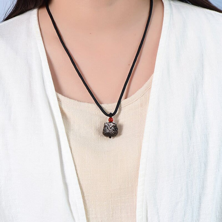 Collar con colgante de protección de león danzante de obsidiana con brillo de plata natural con Buddha Stones
