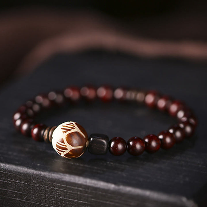 Pulsera de doble envoltura de protección tallada con semillas de loto y sándalo rojo de hoja pequeña de Buddha Stones