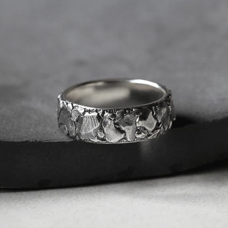 Anillo de cobre con bendición de la suerte y patrón de roca