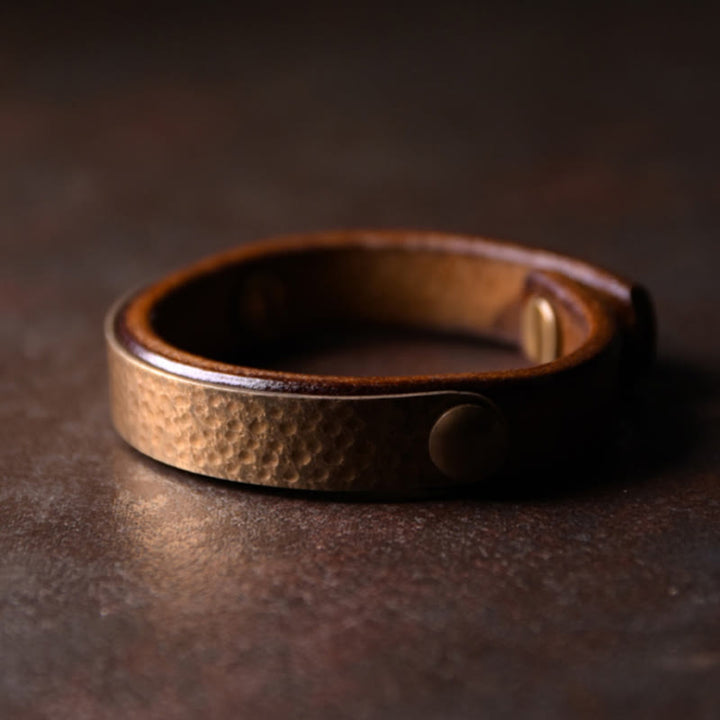 Brazalete de pulsera de cuero de cobre y latón con textura hecha a mano Vintage con Buddha Stones