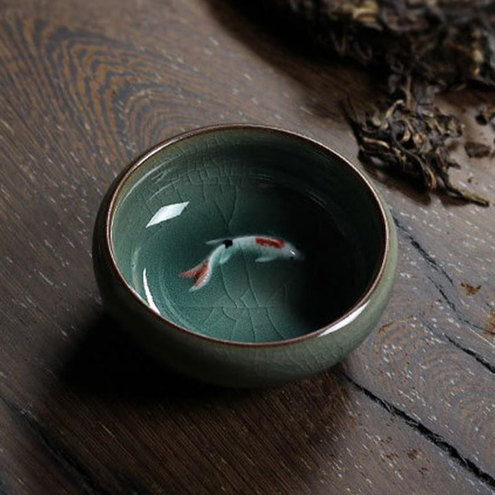 Taza de té de cerámica con forma de pez koi de colores y Buddha Stones