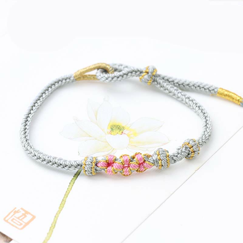 Pulsera de cuerda trenzada de ocho hebras de la suerte con tres flores de melocotón hechas a mano con Buddha Stones