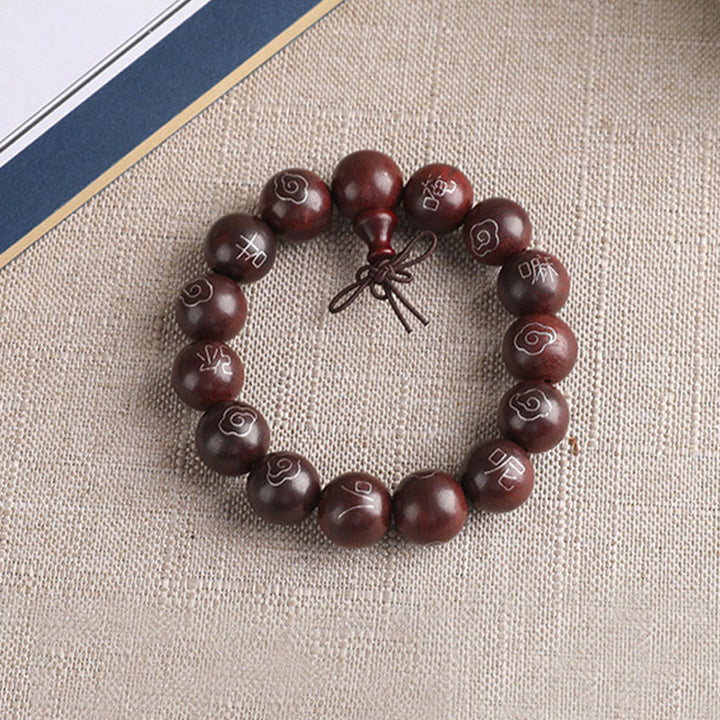 Pulsera de protección de nubes auspiciosas con carácter Om Mani Padme Hum de sándalo rojo de hoja pequeña con incrustaciones de plata de ley 925 con Buddha Stones