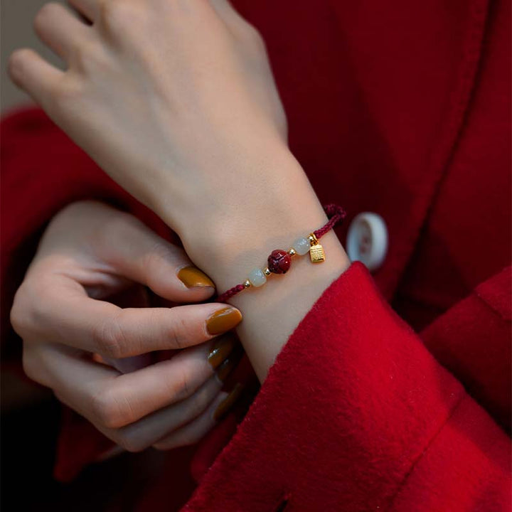 Pulsera de tejido de hilo rojo tranquilo con loto de jade y cinabrio de Buddha Stones