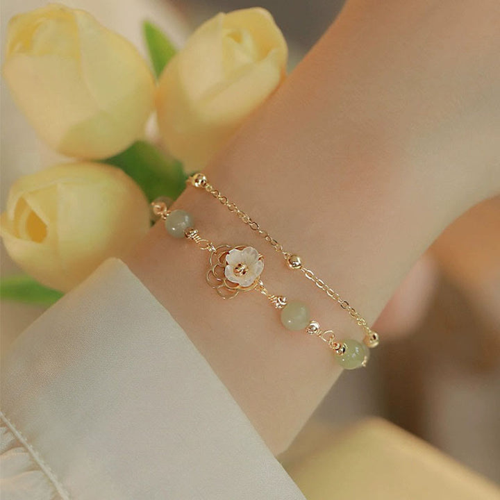 Buddha Stones Pulsera de la Suerte de Doble Capa con Flor de Piedra Tridacna y Mariposa de Jade chapada en Oro de 14 Quilates