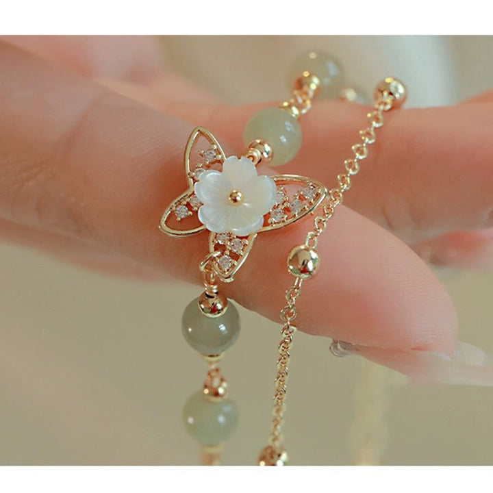 Buddha Stones Pulsera de la Suerte de Doble Capa con Flor de Piedra Tridacna y Mariposa de Jade chapada en Oro de 14 Quilates