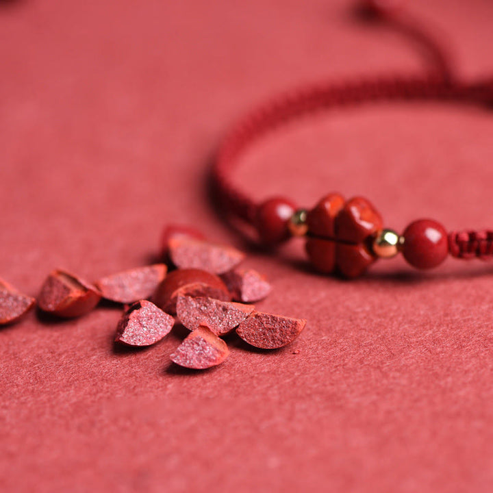Pulsera de hilo rojo con Buddha Stones, trébol de cuatro hojas, flor de cinco pétalos, bendición de cinabrio
