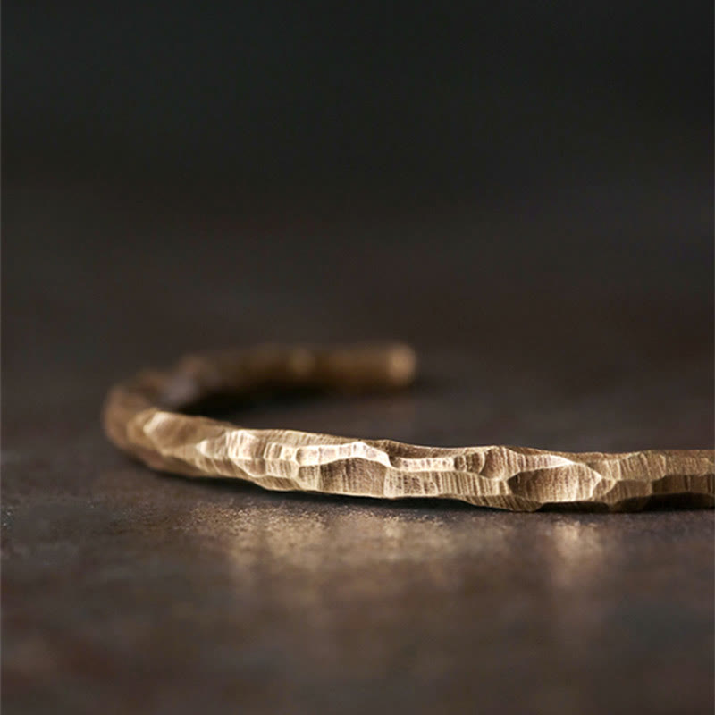 Brazalete tibetano de la suerte del cobre de la textura del golpe