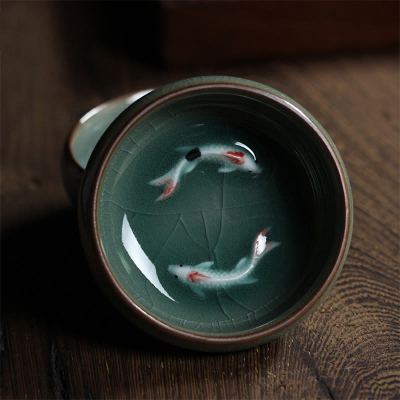 Taza de té de cerámica con forma de pez koi de colores y Buddha Stones
