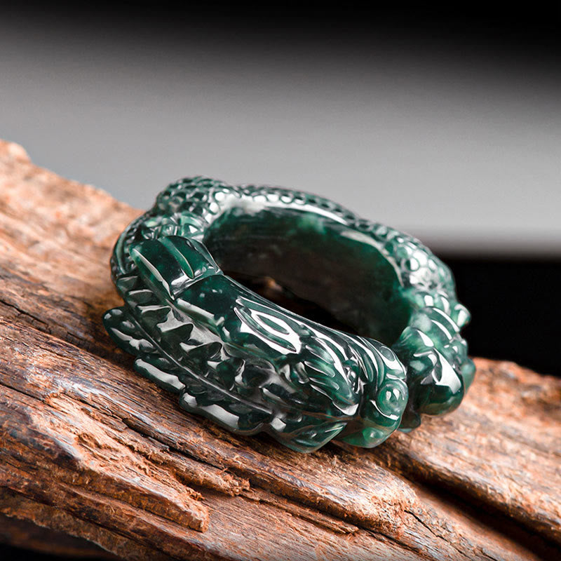 Anillo de éxito tallado con dragón de jade cian natural de Buddha Stones