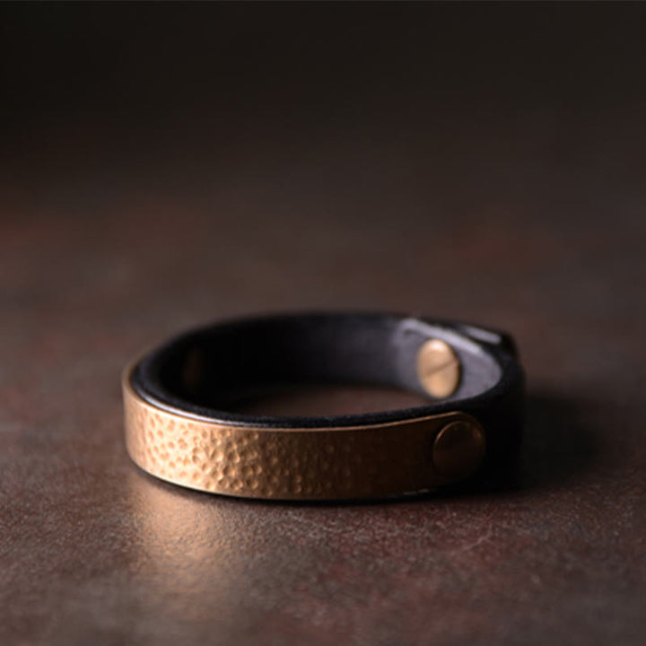 Brazalete de pulsera de cuero de cobre y latón con textura hecha a mano Vintage con Buddha Stones