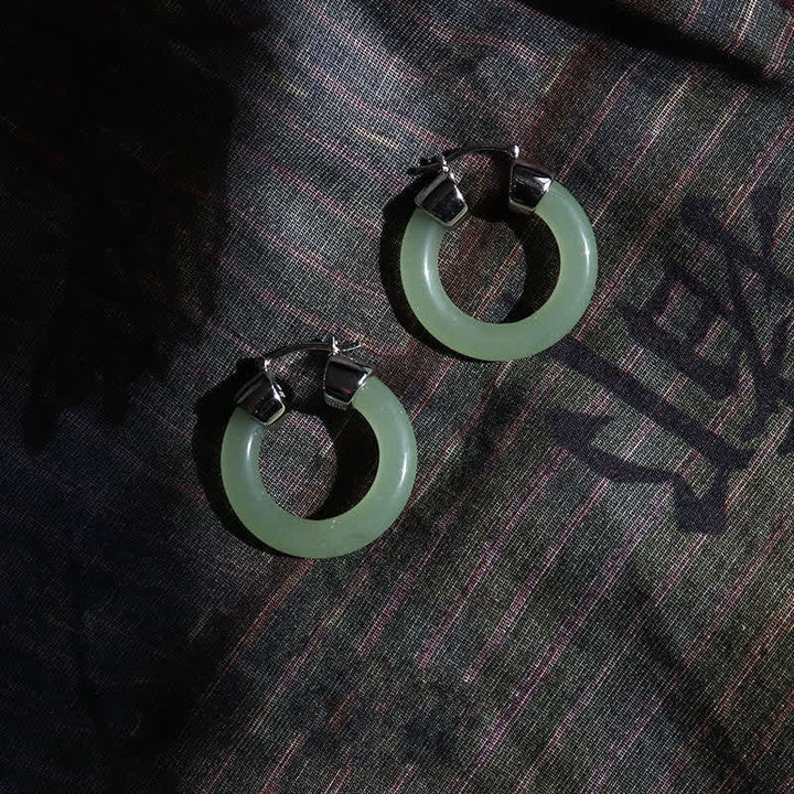 Pendientes de prosperidad de jade blanco redondo de Buddha Stones