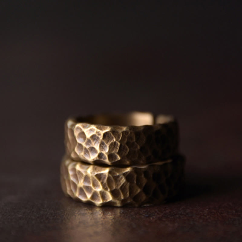 Anillo de la suerte de latón y cobre con diseño de textura tibetana