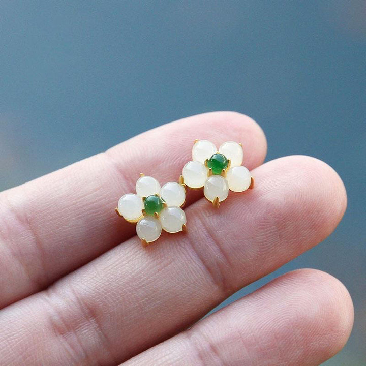 Pendientes de tuerca con diseño de flor de jade blanco y Buddha Stones
