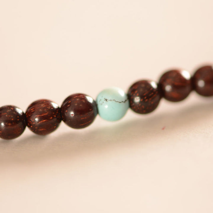 Pulsera de triple envoltura de protección de carácter Fu de sándalo rojo de hoja pequeña india de plata de ley 925 con Buddha Stones