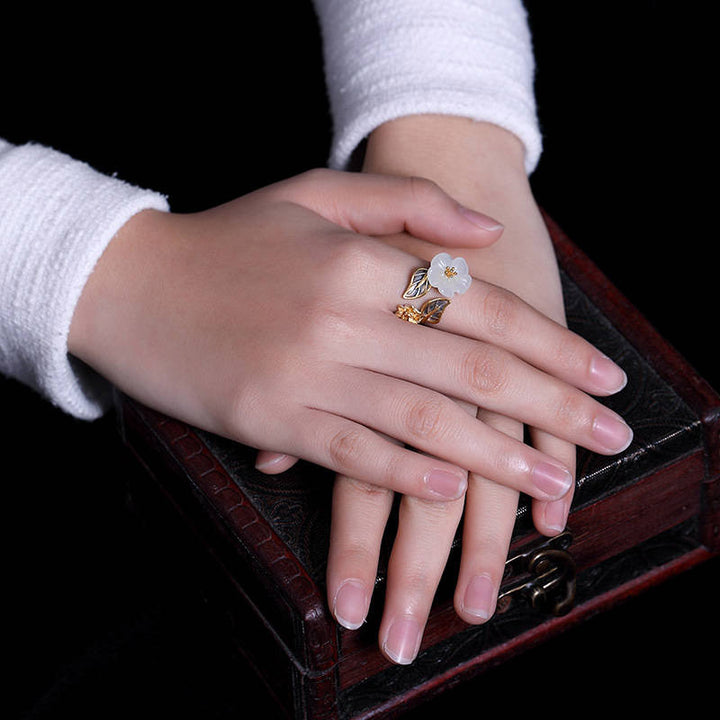 Anillo de la suerte de la hoja de la flor del ciruelo del jade blanco del cobre plateado 925 de las Buddha Stones