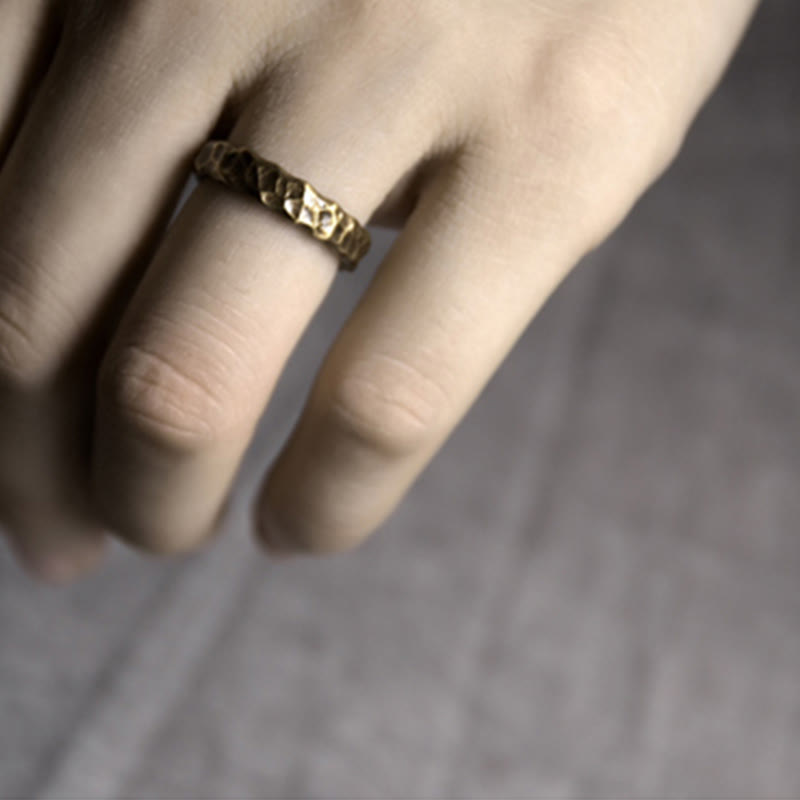 Anillo de la suerte de latón y cobre con diseño de textura tibetana