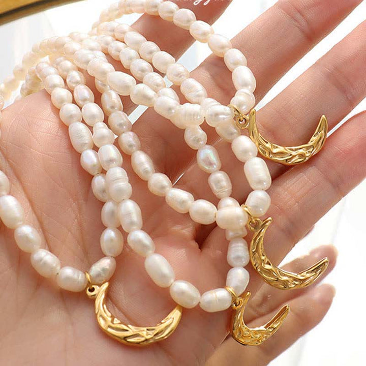 Colgante de collar tranquilo con luna creciente y perlas