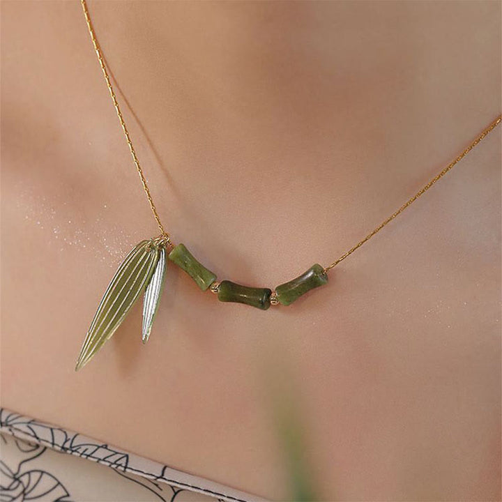 Colgante de collar de riqueza con diseño de jade y hoja de bambú de Buddha Stones