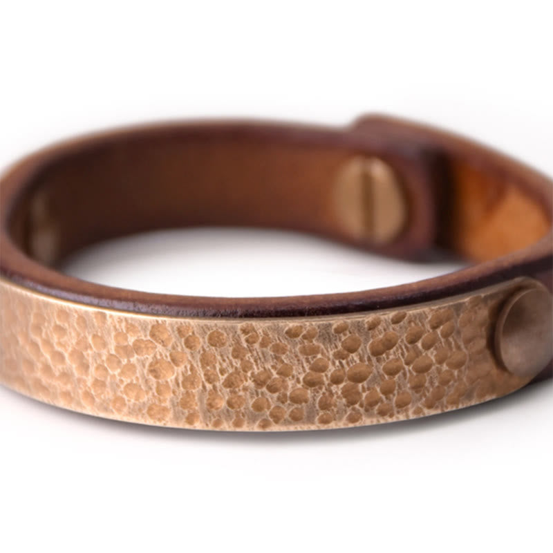 Brazalete de pulsera de cuero de cobre y latón con textura hecha a mano Vintage con Buddha Stones