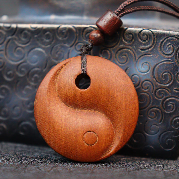 Colgante de collar de protección de la suerte de Yin Yang de madera de azufaifa con Buddha Stones