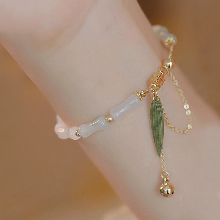 Pulsera de protección de la suerte con hojas de bambú de jade blanco hetiano chapado en oro de 14 Buddha Stones