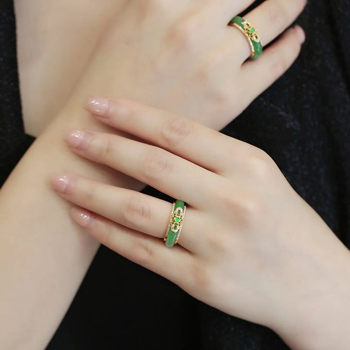 Anillo de fuerza de calcedonia verde natural chapado en oro de 18 quilates con Buddha Stones