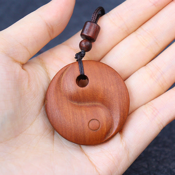 Colgante de collar de protección de la suerte de Yin Yang de madera de azufaifa con Buddha Stones