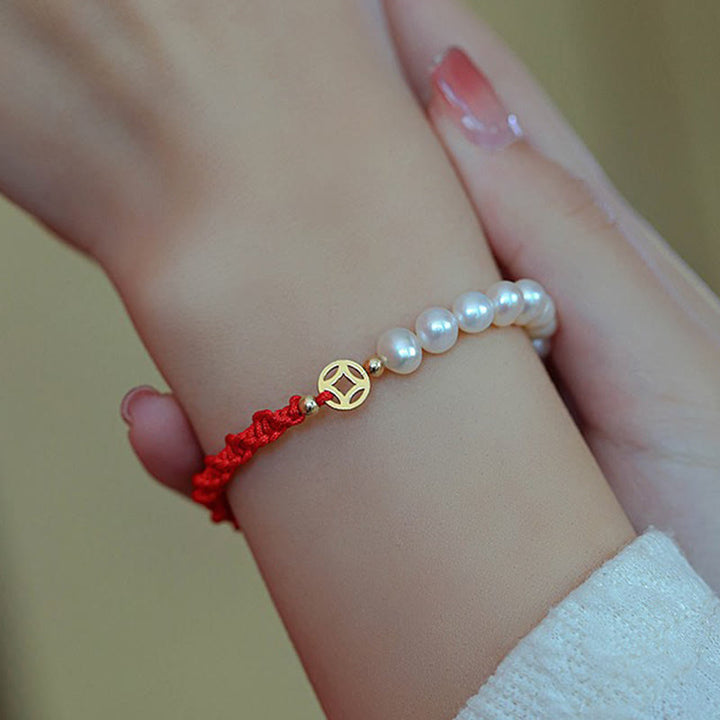 Pulsera de hilo rojo trenzada con protección de la suerte y perlas chapadas en oro de 14 quilates