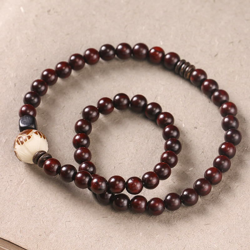 Pulsera de doble envoltura de protección tallada con semillas de loto y sándalo rojo de hoja pequeña de Buddha Stones