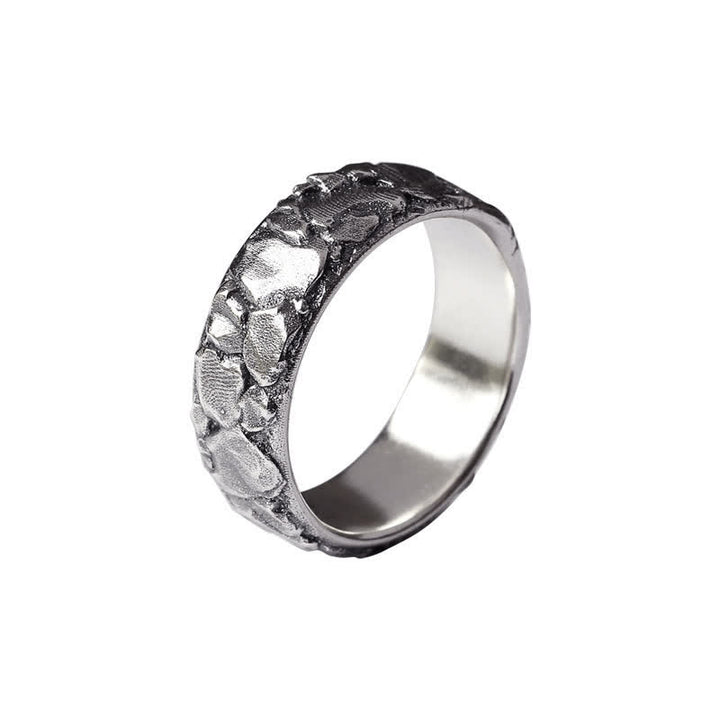Anillo de cobre con bendición de la suerte y patrón de roca