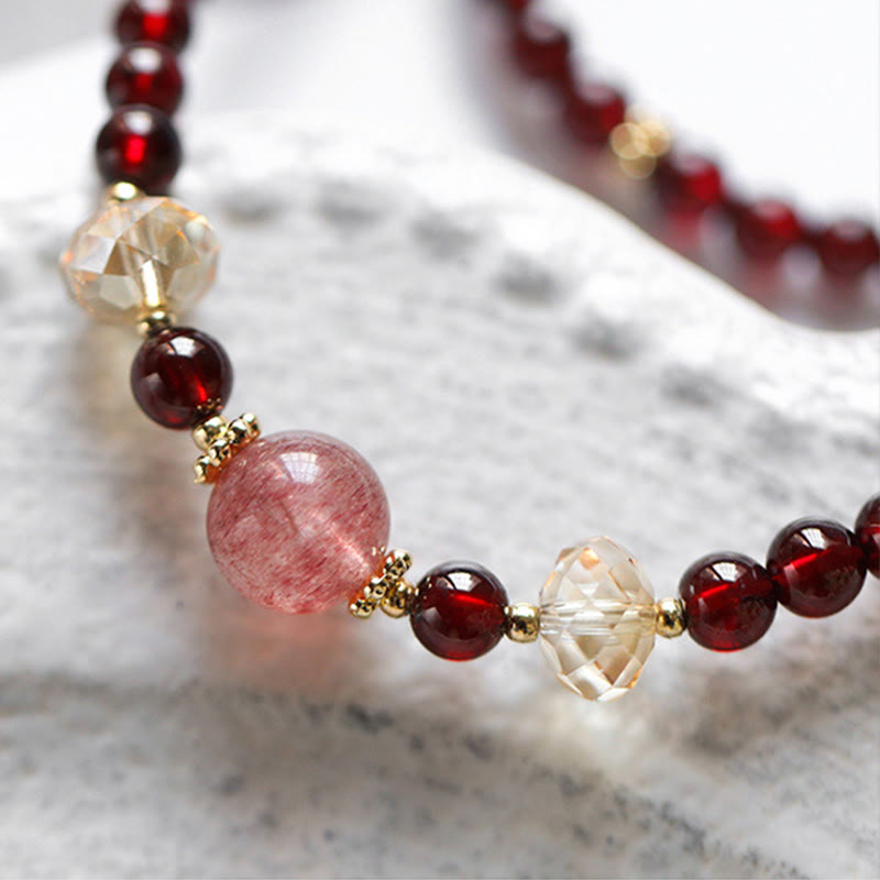 Pulsera de doble vuelta con estabilidad de cuarzo fresa y granate natural chapada en oro de 14 quilates con Buddha Stones