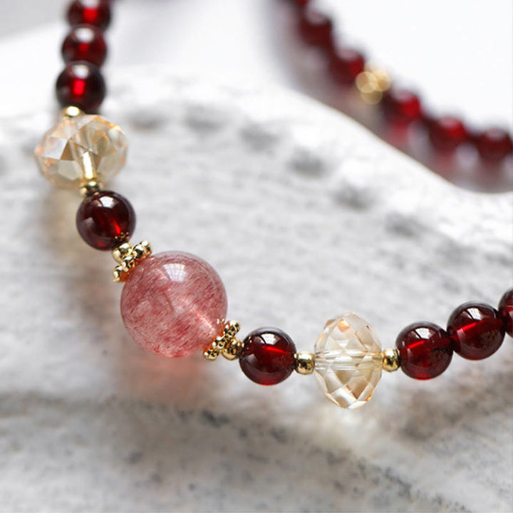 Pulsera de doble vuelta con estabilidad de cuarzo fresa y granate natural chapada en oro de 14 quilates con Buddha Stones